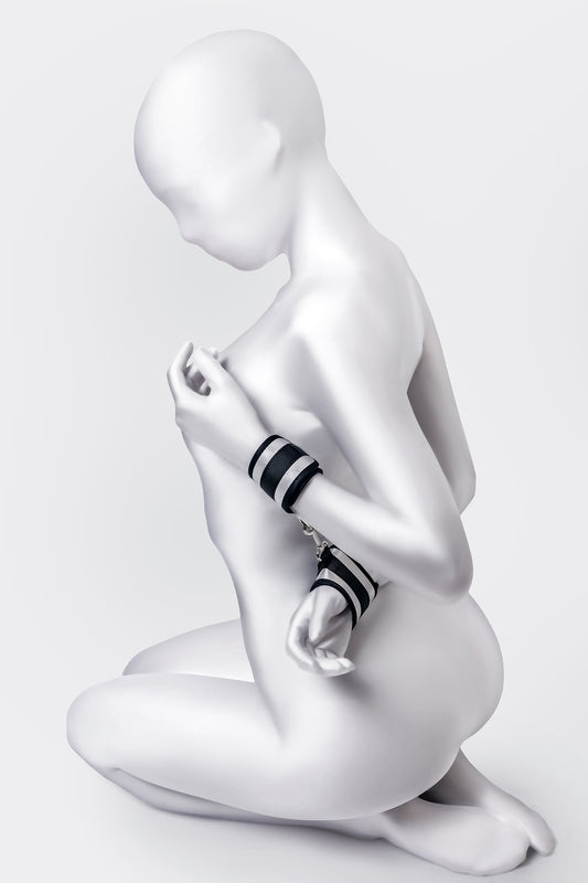 Anonymo El Kelepçesi #0107, Polyester, gümüş, 23,5 cm