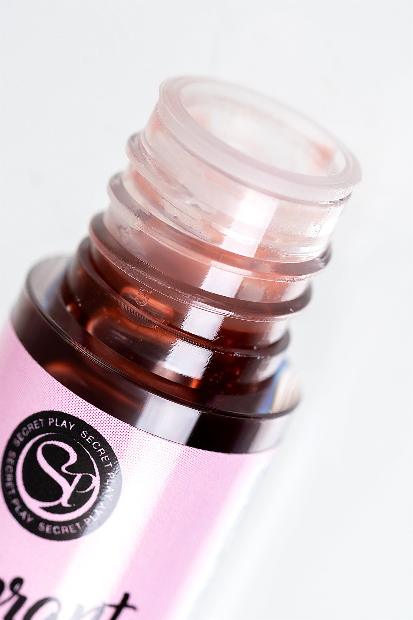 SECRET PLAY Lip Gloss Vibrant Kiss' Çilekli Sakız Aromalı Dudak Parlatıcı, 6 gr
